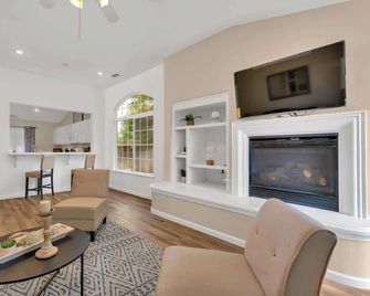 New Listing University Pastoral - Merced - Wohnzimmer