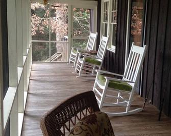 \'The Cottage On Lake Hickory\' - 5acre Point/1100 Water Frontage! New Landscaped - Hickory - Balcony