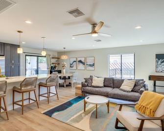 Topocks Premier Luxury Rental Home 5 Mi to River - Topock - Living room