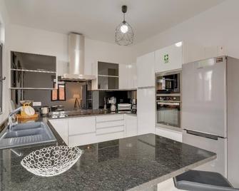Lazareto Apartment by HR Madeira - Funchal - Cocina