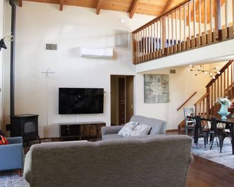 Yosemite Riverside Retreat with small beach access and air conditioning - Oakhurst - Living room