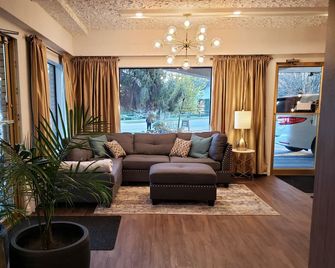 Robin Hood Inn & Suites - Victoria - Lobby