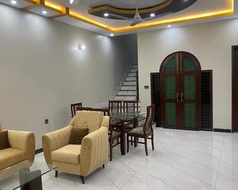 Brand New House with 5 bedrooms - Karachi - Lobby