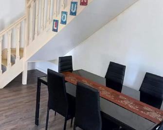 AVA Beachhouse Apartment- 5 mins walk from the beach - Blue bay - Dining room