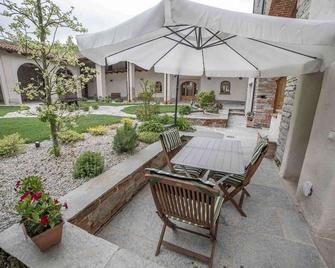 Tenuta Armonia - Clavesana - Patio