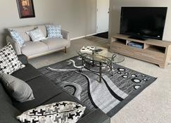 Exquisite 2 Bedroom Apartment - Camrose - Sala de estar