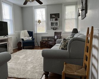 Historic Farmhouse Getaway - Bedford - Sala de estar