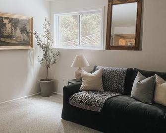 Our Kin Guest Suite in heart of Salmon Arm. - Salmon Arm - Wohnzimmer