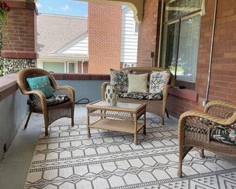 Holiday Haus in Historic New Ulm - sleeps 8+ - New Ulm - Балкон