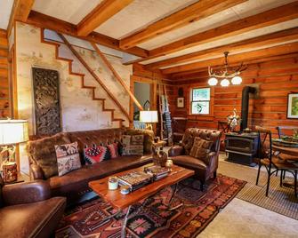 Buffalo Hollow Preserve & Cabin in the Blue Ridge Mountains Pet Friendly - Floyd - Living room