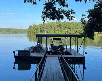 NEW! Hey Frame: Modern A-frame Waterfront Cabin on Lake Hartwell, Georgia - Lavonia