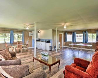 Lakefront Cabin and Guest House Near Granbury Square - Granbury - Living room