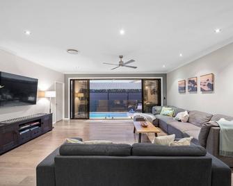 Charming Group Getaway - 9 Mins To Burleigh Beach - Burleigh Heads - Living room