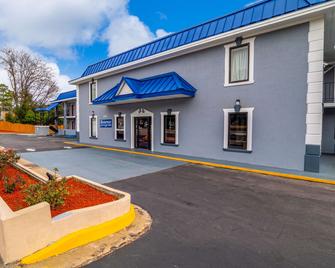 Rodeway Inn & Suites Fort Jackson - Columbia - Building