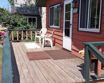 Bear Den Cabin a quaint non smoking cabin Single Bedroom- Sleeps 4 Comfortably - Copper Harbor - Balcón