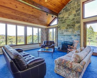 Secluded Luxury Home on Huge Property with Mountain Views - Near Slopes - Brownsville - Living room