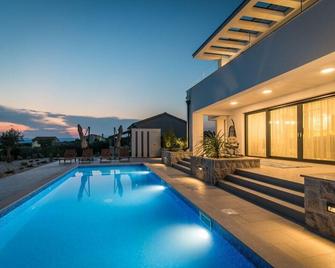 Salvia Comfortable holiday residence - Malinska - Pool