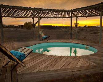 Guests can relax, unwind and enjoy spacious luxury yet homely accommodation - Langebaan - Piscina