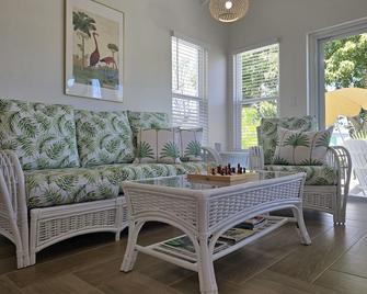 NEW 2 bdrm Sunset Villa on 1+ acre tropical garden directly on Hoopers Beach - Georgetown - Sala de estar