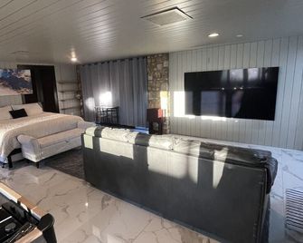Stylish Retreat/86`TV/King Bed/Spa Shower/Shuffleboard/Near the Lake - Lake Wales