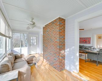 Home with Backyard about 2 Mi to Downtown Lexington! - Lexington - Living room