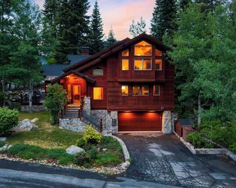 Cedars at Palisades by Avantstay Hot Tub, Resort Access, and Mountain Views - Olympic Valley - Gebäude