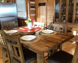 Fancy Gap Va overlooking Pilot Mountain, fantastic seven county views. Amazing - Fancy Gap - Dining room