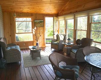 Modern Farmhouse in the Southern Berkshires - New Marlborough - Sala de estar