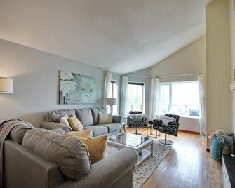 Beautiful Sylvan Lake waterfront property with unobstructed beach access. - Sylvan Lake - Huiskamer