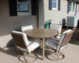 Homestead Guesthouse - Honey Brook - Patio