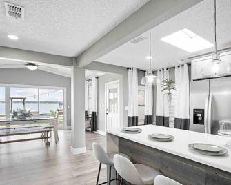 Beautiful 3 bedroom 2 bathroom waterfront home on Drs. Lake - Orange Park - Dining room