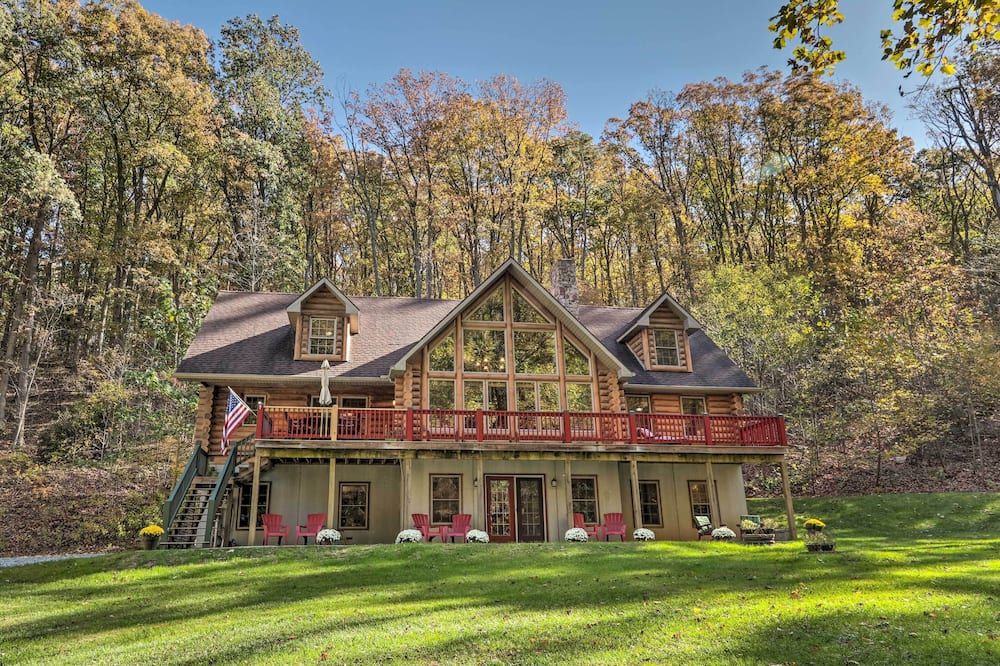 Expansive Group Getaway: 11 Mi to Lancaster!