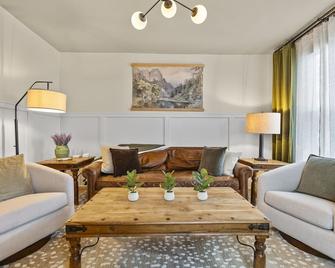 Abode 81 in Newark Ohio - Newark - Living room