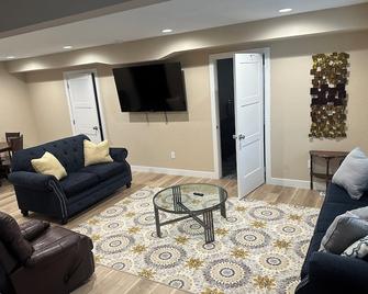 4BR / 2.5 Bath house in Aberdeen, SD, with WiFi, AC, Heat. Centrally located. - Aberdeen - Living room