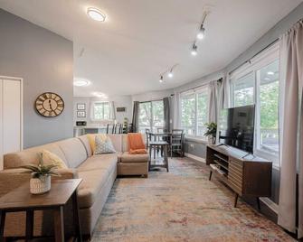 Opulent Octagonal Oasis with Spiral Stairs-Minutes to Base - Columbia - Sala de estar