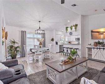 Sunshine Manor ~ Fenced in Backyard ~ Family Home - Sarasota - Living room