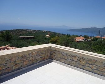 Mikros Pyrgos: All-season Getaway, Private Pool, Fabulous Sea & Mountain Views - Proastio - Balcón