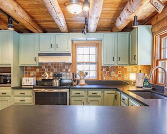 Private Cozy Cabin Screened Porch Fireplace - Stone Ridge - Kitchen
