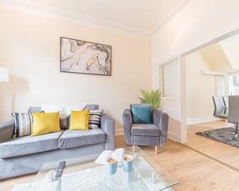 King Bed Luxury City Centre House - Barrow-in-Furness - Living room