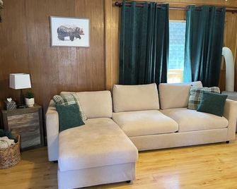 Escape to your cozy retreat near Angeles Forest - Wrightwood - Living room