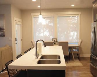New Modern Twin Home, Pet Friendly, Close to Airport, Downtown, Resorts and more - Millcreek - Dining room