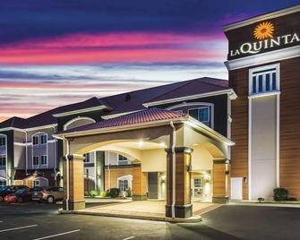 La Quinta Inn & Suites by Wyndham Chambersburg - Chambersburg - Building