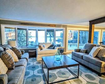 NEW! Lone Pine Oceanfront Cottage 3 bedroom, 2 bath, private beach, fire pit - Prospect Harbor - Living room