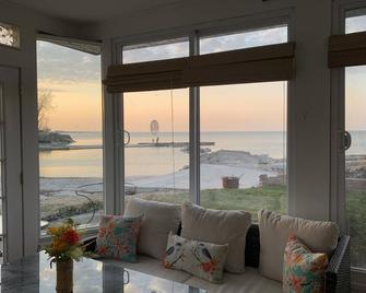 Beachfront + Cedar Point + Fishing + Firepit + Park & Pier Lake House Vibe! - Huron - Вітальня