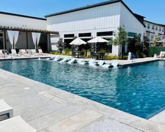 Charming Home: 2bd/2ba In Kyle, Tx! - Kyle - Pool