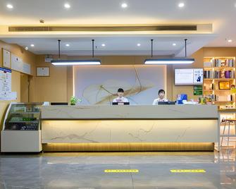 Greentree Inn Changzhou Jinghu High-Speed Rail North Station Global Dinosaur City Hotel - Changzhou - Front desk