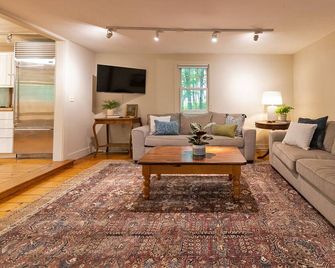 The Swimming Hole - Saugerties - Living room