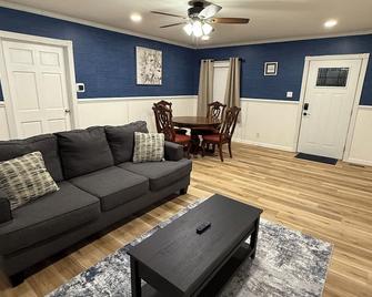 Guest apartment at Historic home on 30 acres only minutes from Lake Gaston - Roanoke Rapids - Obývací pokoj