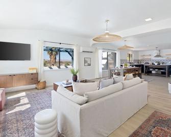Carmella by AvantStay Modern JTree Home w Large Outdoor Area - Twentynine Palms - Obývací pokoj