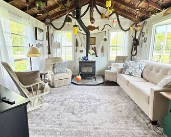 Rustic Retreat at The Old Post Office-Walk to Truro Vineyards - Truro - Living room